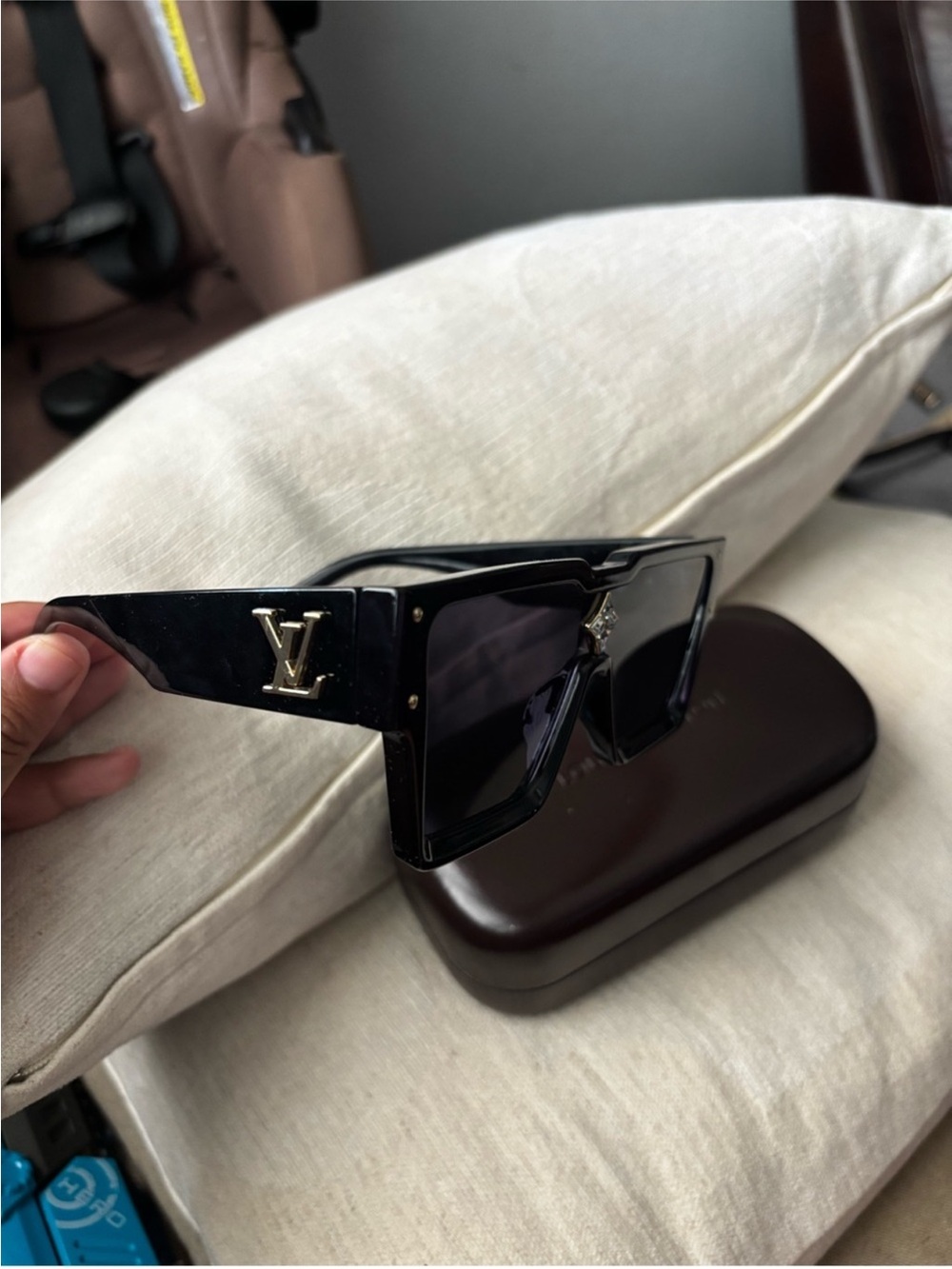 Louis Vuitton Black Shield Sunglasses with Gold LV Logo - Picture 5 of 5